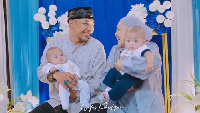 Potret Akikah Putra Kembar Mpok Alpa