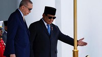 Pantauan detikcom di Istana Bogor, Rabu (12/2/2025), Erdogan tiba pukul 11.30 WIB. Tiba di gerbang Istana, mobil yang membawa Erdogan disambut pasukan jajar kehormatan hingga pasukan berkuda.