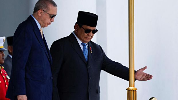 Turkish President Tayyip Erdogan and Indonesian President Prabowo Subianto inspect the honour guards during a welcoming ceremony upon their meeting at the Presidential Palace in Bogor, Indonesia, February 12, 2025. REUTERS/Ajeng Dinar Ulfiana
