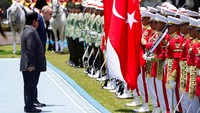 Upacara kenegaraan selesai, Prabowo dan Erdogan saling memperkenalkan masing-masing delegasi.