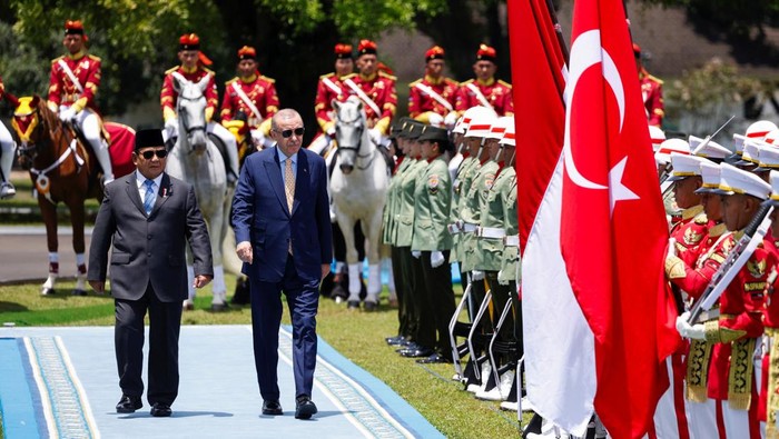 Presiden Turki Tayyip Erdogan dan Presiden Indonesia Prabowo Subianto memeriksa penjaga kehormatan selama upacara penyambutan pada pertemuan mereka di Istana Presiden di Bogor, Indonesia, 12 Februari 2025. Reuters/Ajeng Dinar Ulfiana