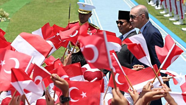 Turkish President Tayyip Erdogan and Indonesian President Prabowo Subianto inspect the honour guards during a welcoming ceremony upon their meeting at the Presidential Palace in Bogor, Indonesia, February 12, 2025. REUTERS/Ajeng Dinar Ulfiana