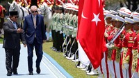 Usai perkenalan delegasi kedua negara, Prabowo dan Erdogan masuk ke Ruang Teratai Istana untuk mengisi buku tamu. Kemudian keduanya langsung melakukan pertemuan tete-a-tete di ruang presiden.
