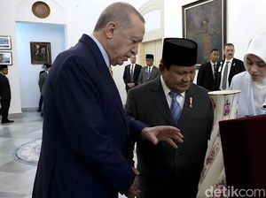 Prabowo dan Erdogan Saling Beri Cindera Mata: Senapan Serbu hingga Vas