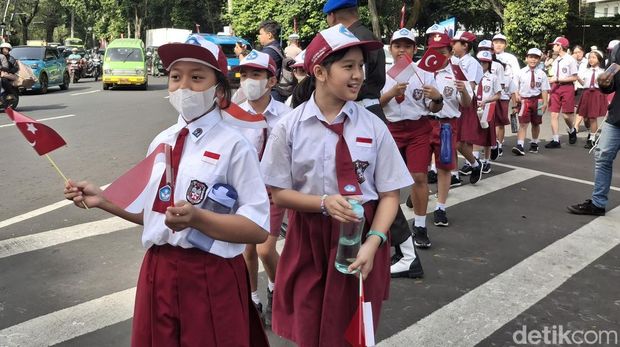 Presiden Prabowo Subianto dijadwalkan menerima kunjungan Presiden Turki Recep Tayyip Erdogan di Istana Bogor. Warga dan pelajar di Bogor bersiap menyambut. (M Sholihin/detikcom)