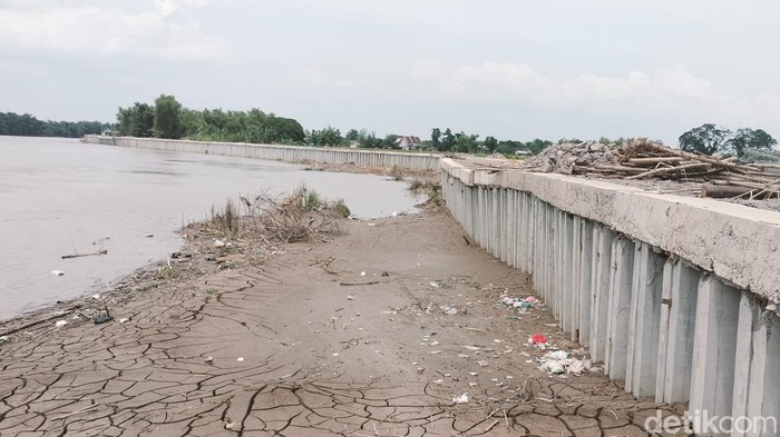 Proyek pelindung tebing Bengawan Solo senilai Rp 40 miliar yang ambruk padahal belum 2 bulan tuntas dibangun.