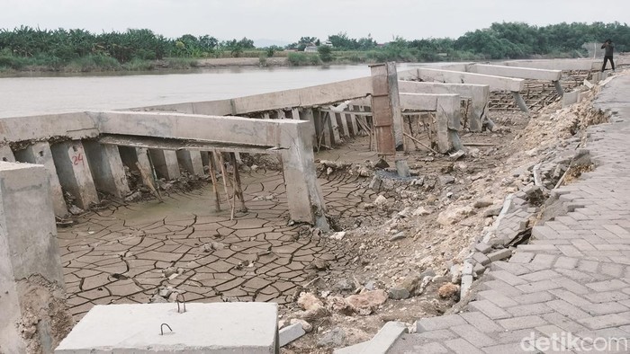 Proyek pelindung tebing Bengawan Solo senilai Rp 40 miliar yang ambruk.