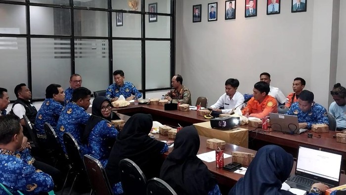 Rakor evaluasi dan tindak lanjut penanganan bencana hidrometeorologi di wilayah Kabupaten Bima pada 2025,
di aula rapat Sekda, Rabu, 12/2/2025). (Dok. BPBD Bima)