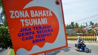 BPBD Padang menambah rambu zona bahaya tsunami di pesisir pantai kota itu yang dihuni sekitar 60 persen warga Padang.   