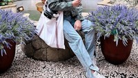 Di Instagramnya, pria yang disibukkan sebagai desainer sekaligus model ini sering membagikan momen saat hangout bersama temannya. Foto: Instagram @rangga_moela