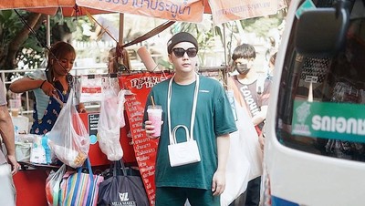 Intip Gaya Keren Rangga Moela Saat Ngopi di Kafe