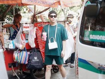 Intip Gaya Keren Rangga Moela Saat Ngopi di Kafe