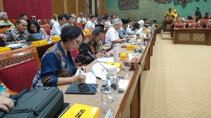 Komisi X DPR menggelar rapat pembahasan efisiensi anggaran dengan sejumlah mitranya seperti Kemendikdasmen, Kemendiktisaintek, hingga Kementerian Budaya, di kompleks parlemen, Senayan, Jakarta Pusat, Rabu (12/2/2025).