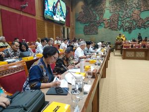 Pantun Mendikdasmen di DPR: Walau Anggaran Dipangkas, Rakyat Tetap Terjamin