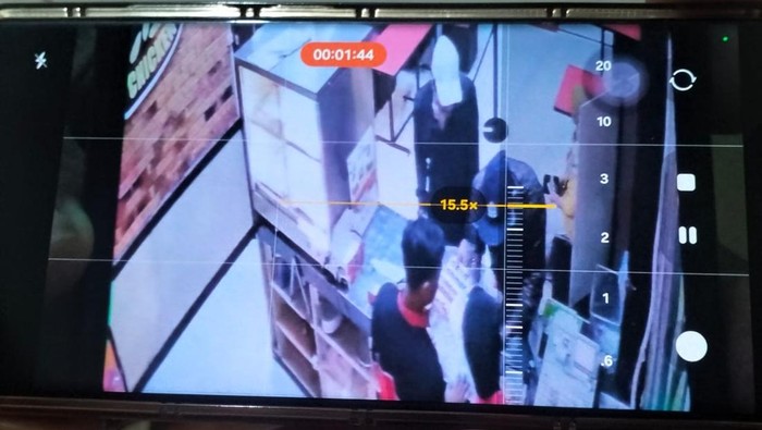 Rekaman CCTV aksi dua bule di Sragen saat mencuri di salah satu rumah maka cepat saji. Foto diunggah Rabu (12/2/2025).