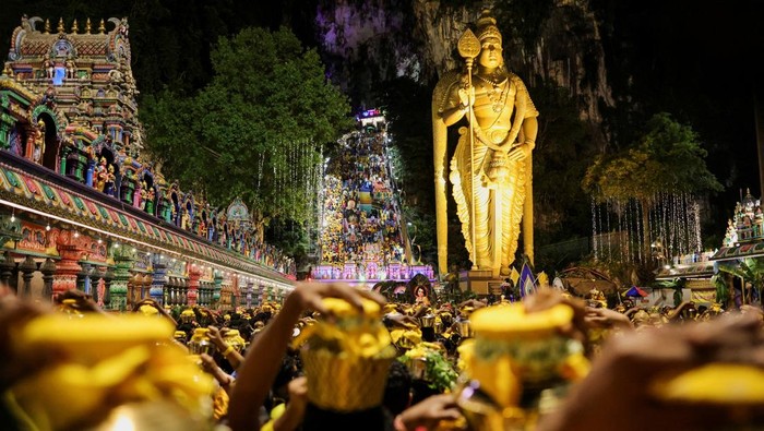 Semarak Perayaan Thaipusam di Malaysia Hindu devotees carry pots of milk as they make their way to the Sri Subramaniar Swamy Temple during the Thaipusam celebrations at Batu Caves, Malaysia February 11, 2025. REUTERS/Hasnoor Hussain TPX IMAGES OF THE DAY