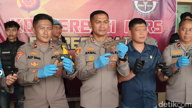 Senpi rakitan ala pria di Ciamis