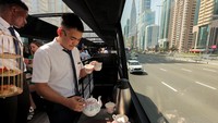 Dengan pelanggan yang beragam, mulai dari penduduk yang mencari kesempatan untuk melihat kota dari sudut pandang yang berbeda hingga wisatawan yang mencari pengalaman mewah berikutnya, bus tingkat BusTronomy melaju melalui Dubai, menawarkan pengalaman yang memanjakan mata sekaligus lidah.