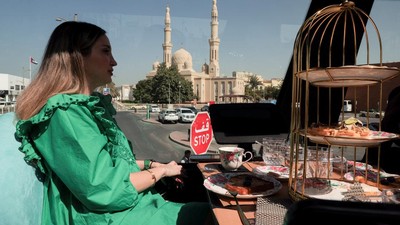 Sensasi Makan Sambil Keliling Dubai dengan Bus Tingkat