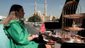 Sensasi Makan Sambil Keliling Dubai dengan Bus Tingkat
