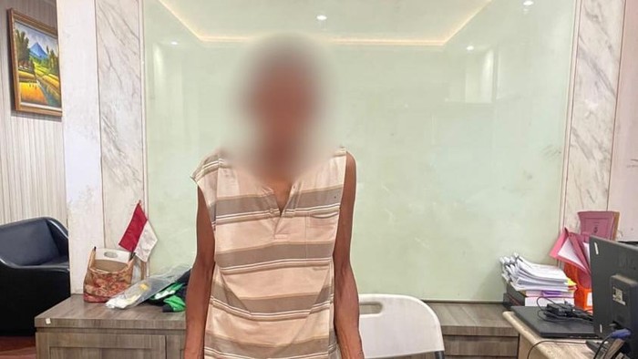 Seorang kakek berinisial PI (63) asal Kelurahan Monjok, Kecamatan Mataram ditangkap polisi karena diduga mengedar narkotika jenis sabu.