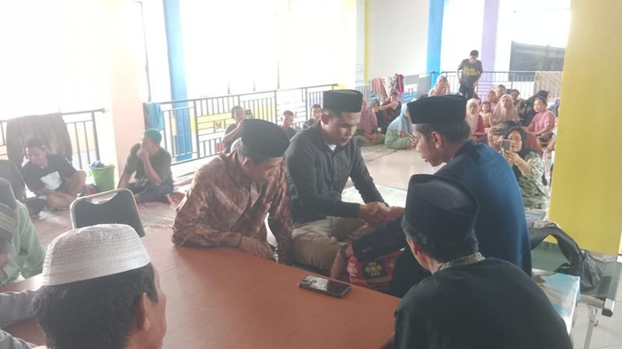 Sepasang kekasih di Maros melangsungkan pernikahan di posko pengungsian karena banjir.