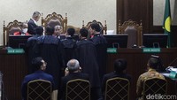 Keempatnya didakwa terlibat dalam dugaan korupsi dalam pembelian lahan di Rorotan, Cilincing, Jakarta Utara oleh Perumda Pembangunan Sarana Jaya pada 2019-2020 yang merugikan negara sebesar Rp 223 miliar. 