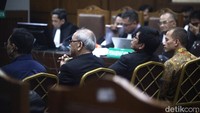 (Kiri-kanan) Mantan Direktur Pengembangan Perumda Pembangunan Sarana Jaya (PPSJ) Indra Sukmono Arharris, eks Dirut PT Totalindo Eka Persada (TEP) Donald Sihombing, eks Komisaris PT TEP Saut Irianto Rajagukguk dan eks Direktur Corporate Finance TEP Eko Wardoyo menjalani sidang dakwaan di Pengadilan Tipikor, Jakarta, Rabu (112/2/2025). 