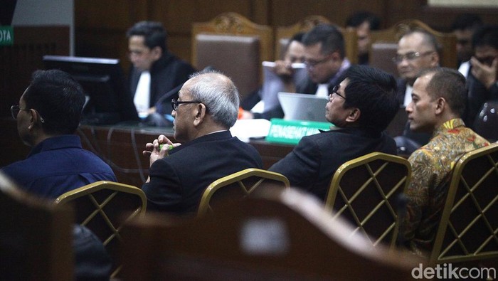 Sidang Perdana Donald Sihombing dkk Kasus Korupsi Pembelian Lahan di Rorotan Sidang kasus korupsi pembelian lahan di Rorotan, Cilincing, Jakarta Utara, digelar di Pengadilan Tipikor. 4 Terdakwa dihadirkan dalam sidang perdana tersebut.