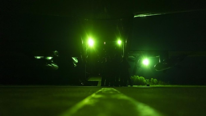Skadron Udara 33 Lanud Sultan Hasanuddin gelar latihan terbang malam hari. Latihan ini untuk meningkatkan kesiapan operasional dan kemampuan tempur di medan tanpa cahaya.