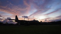 Dua pesawat Hercules C-130H dari Skadron Udara 33 Lanud Sultan Hasanuddin membelah gelapnya malam langit Makassar, pada Selasa malam (11/2/2025). 