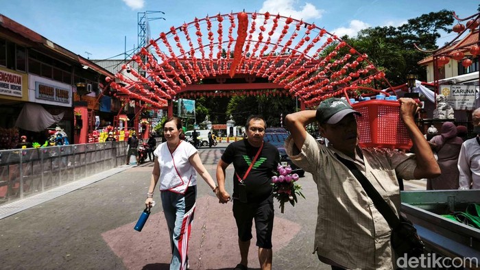 Perayaan Cap Go Meh akan berlangsung di Jalan Suryakencana, Bogor, Jawa Barat, Rabu (12/2/2025) sore. Begini suasana jalan tersebut jelang perayaan.
