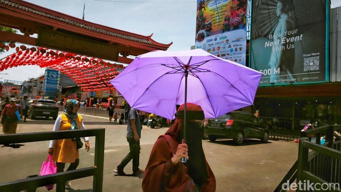 Suasana Jalan Suryakencana Bogor Jelang Perayaan Cap Go Meh Perayaan Cap Go Meh akan berlangsung di Jalan Suryakencana, Bogor, Jawa Barat, Rabu (12/2/2025) sore. Begini suasana jalan tersebut jelang perayaan.