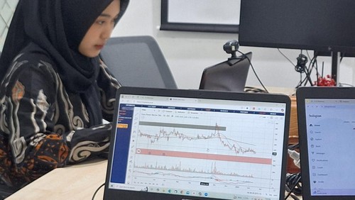 Suasana Kantor BEI NTB saat tengah memperhatikan grafik perkembangan bursa efek saat ini, Rabu (12/2/2025). (Nathea Citra/detikBali)