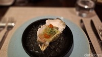 Menjadi selingan di antara daging yang juicy dan smokey, ada tiram segar yang tak kalah enak. Canadian Oyster dipadukan saus pedas dalam bentuk jelly yang menggelitik. Foto: detikcom/Diah Afrilian