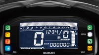 Meski berstatus sebagai motor entry level, namun pabrikan melengkapinya dengan fitur-fitur kekinian, mulai dari panel instrument dengan layar LCD, Suzuki Easy Start System, sistem pengereman antilock braking system besutan Bosch dan ban tubeless Dunlop dengan pelek 17 inch. Foto: Doc. Suzuki