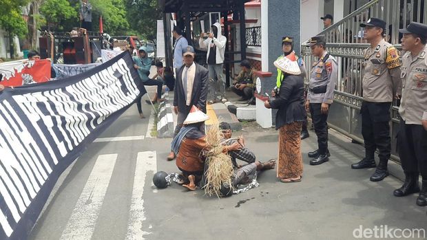 Aksi buruh tani saat mengawal audiensi soal tanah moyang di DPRD Pati, Rabu (12/2/2025).