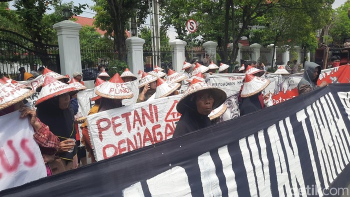 Aksi buruh tani saat mengawal audiensi soal tanah moyang di DPRD Pati, Rabu (12/2/2025).