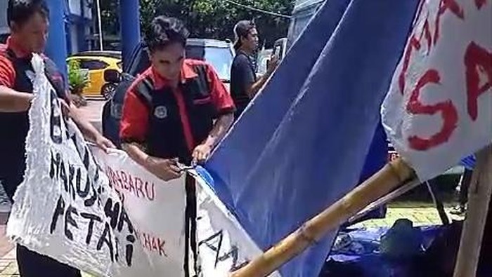 Tangkapan layar petugas membongkar paksa tenda massa petani di depan kantor ATR/BPN Pati. Rabu (12/2/2025).