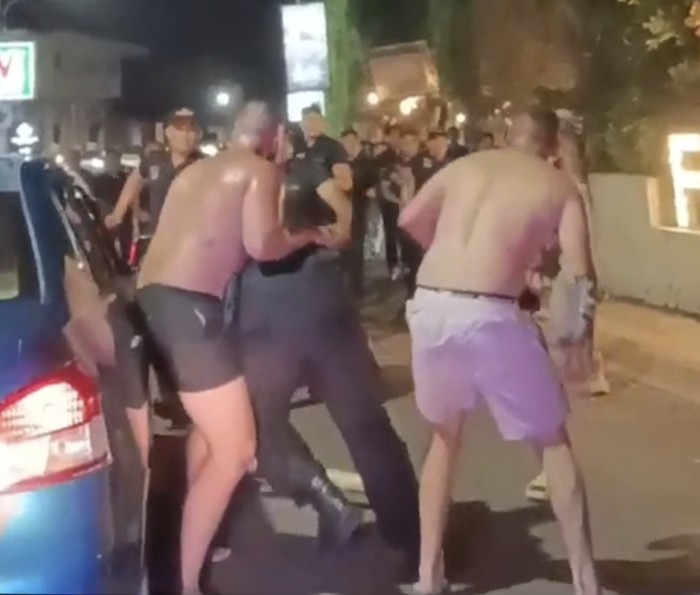 Tangkapan layar video bule keroyok sekuriti Finns Club Bali, Selasa (11/2/2025).