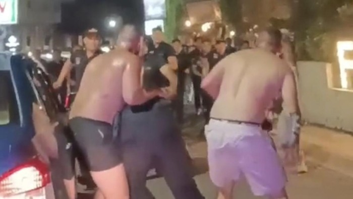 Tangkapan layar video bule keroyok sekuriti Finns Club Bali, Selasa (11/2/2025).