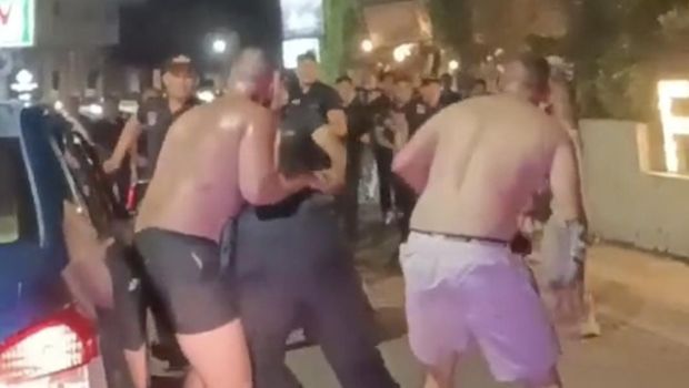 Tangkapan layar video bule keroyok sekuriti Finns Club Bali, Selasa (11/2/2025).