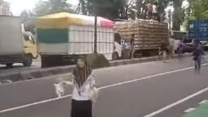 Tangkapan layar warga bagi-bagi ayam gratis di Maros.
