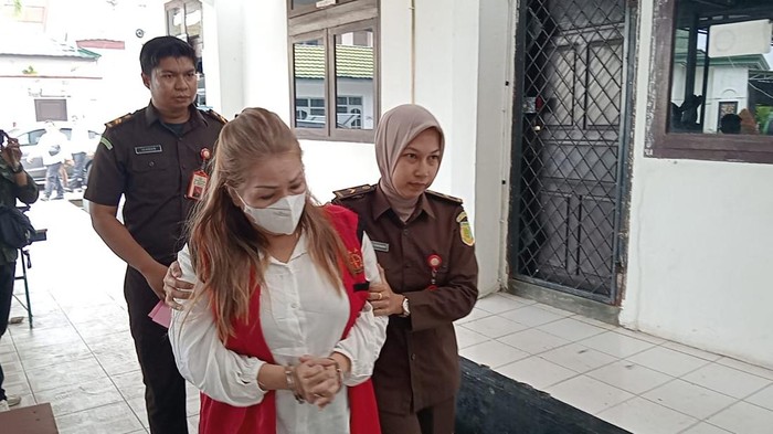 Tersangka Helen bos narkoba di Jambi saat dilimpahkan ke Kejari Jambi