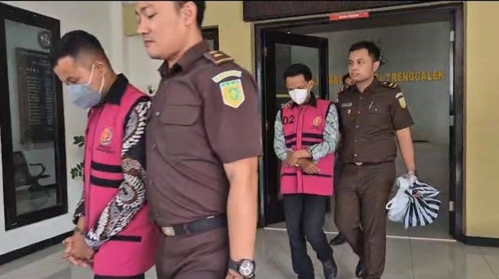 Tersangka korupsi KUR Petani Porang di Trenggalek