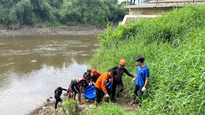 Tim SAR gabungan saat mengevakuasi korban terjatuh ke Sungai Bengawan Solo, di Kecamatan Jebres, Kota Solo, Rabu (12/2/2025).
