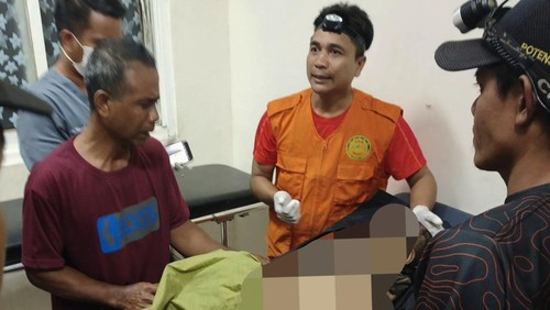 Tim SAR Lombok Timur bersama TNI Polri dan warga setelah menemukan jenazah Alifa,  Selasa (11/02/2025). (Dok. Tim SAR)