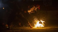 Tradisi sepakbola api yang digelar setiap tahun itu dalam rangka kenaikan tingkat santri sekaligus menyambut bulan suci Ramadhan.  
