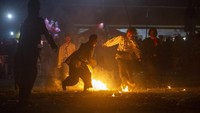 Santri dari madrasah Al Hikamus Salafiyah bermain sepakbola api di Babakan Ciwaringin, Kabupaten Cirebon, Jawa Barat, Selasa (11/2/2025) malam.