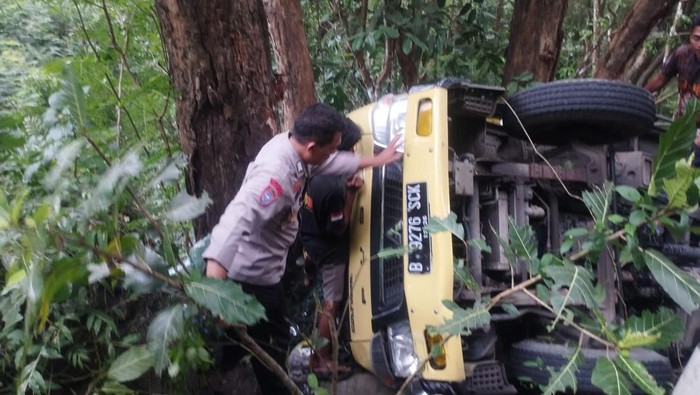 Truk muatan cat terguling ke jurang di kawasan Dlingo, Bantul, Rabu (12/2/2025).
